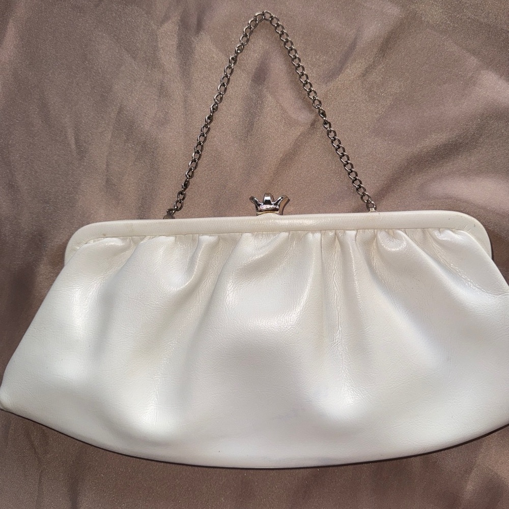 Vintage White Leather Clutch Metal Chain & Frame Red Leather Interior Retro Chic - Picture 12 of 13